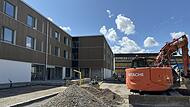 Derzeit entstehen die Außenanlagen am neuen Schülerwohnheim in Bad Neustadt. Bis zum Schulbeginn am 15. September sollen die Arbeiten abgeschlossen sein. Derzeit entstehen die Außenanlagen am neuen Schülerwohnheim in Bad Neustadt. Bis zum Schulbeginn am 15. September sollen die Arbeiten abgeschlossen sein.