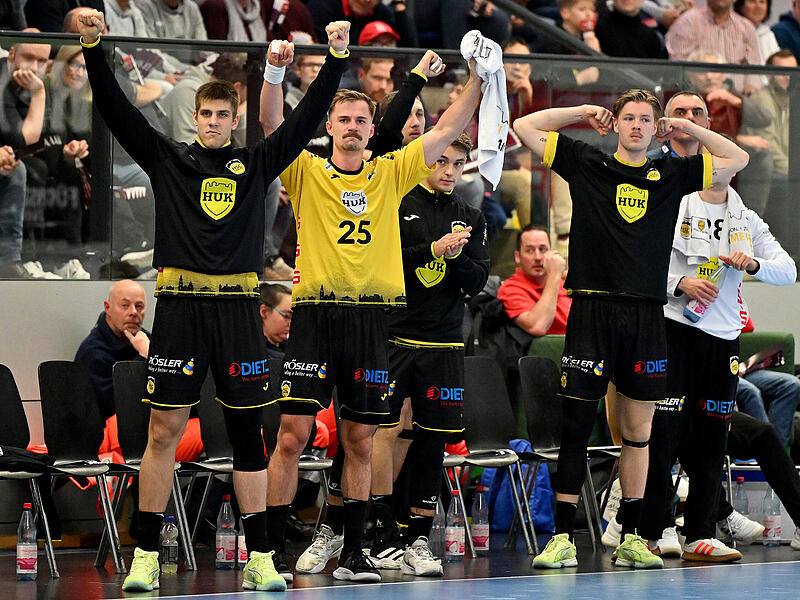 Leo Valkovskis, Jakob Knauer, Matteo Menges und Jesper Schmidt bejubeln einen Treffer ihrer Teamkollegen beim HSC Coburg.