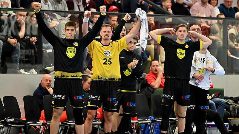 Leo Valkovskis, Jakob Knauer, Matteo Menges und Jesper Schmidt bejubeln einen Treffer ihrer Teamkollegen beim HSC Coburg.