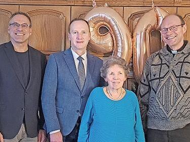 Zu ihrem 90. Geburtstag konnte Elisabeth Gr&auml;f viele Gl&uuml;ckw&uuml;nsche entgegennehmen, unter anderem von (von links) B&uuml;rgermeister Matthias B&auml;uerlein, stellvertretendem Landrat Michael Ziegler und Pfarrer Kurt Wolf (rechts).