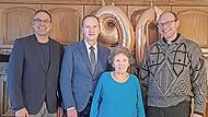 Zu ihrem 90. Geburtstag konnte Elisabeth Gräf viele Glückwünsche entgegennehmen, unter anderem von (von links) Bürgermeister Matthias Bäuerlein, stellvertretendem Landrat Michael Ziegler und Pfarrer Kurt Wolf (rechts). Zu ihrem 90. Geburtstag konnte Elisabeth Gräf viele Glückwünsche entgegennehmen, unter anderem von (von links) Bürgermeister Matthias Bäuerlein, stellvertretendem Landrat Michael Ziegler und Pfarrer Kurt Wolf (rechts).