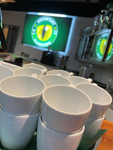 Nach Spielende ist im Stadioncafé für die VIP-Gäste viel geboten. Der Raum erstrahlt ebenso blitzblank wie die Tassen am Kieferndorfer Weg.