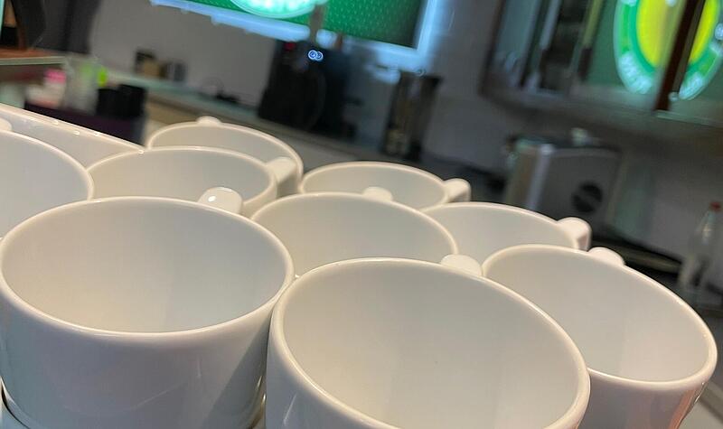 Höchstadt Alligators bereiten VIP-Raum vor Nach Spielende ist im Stadioncafé für die VIP-Gäste viel geboten. Der Raum erstrahlt ebenso blitzblank wie die Tassen am Kieferndorfer Weg.