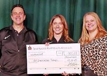 Andreas M&uuml;ller mit Vanessa Sonntag (Mitte) und Nadine Welscher.