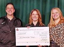 Andreas M&uuml;ller mit Vanessa Sonntag (Mitte) und Nadine Welscher.