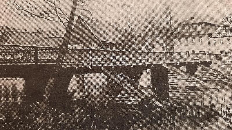 Von 1900 bis 1970 führte eine Eisenkonstruktion mit Eisbrechern über den Fluss, die Aufnahme entstand 1968.