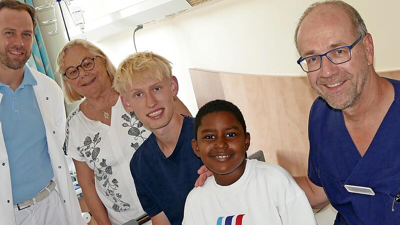 Der elfj&auml;hrige Adelino verdankt seine Genesung der Juraklinik mit ihren &Auml;rzten Dr. Matthias Biedermann (rechts) und Dr. Benoit Reuter (links). Susanne Magenheim und Johannes A&szlig;mann k&uuml;mmern sich ehrenamtlich um den jungen Patienten aus Angola.