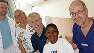 Der elfjährige Adelino verdankt seine Genesung der Juraklinik mit ihren Ärzten Dr. Matthias Biedermann (rechts) und Dr. Benoit Reuter (links). Susanne Magenheim und Johannes Aßmann kümmern sich ehrenamtlich um den jungen Patienten aus Angola. Der elfjährige Adelino verdankt seine Genesung der Juraklinik mit ihren Ärzten Dr. Matthias Biedermann (rechts) und Dr. Benoit Reuter (links). Susanne Magenheim und Johannes Aßmann kümmern sich ehrenamtlich um den jungen Patienten aus Angola.