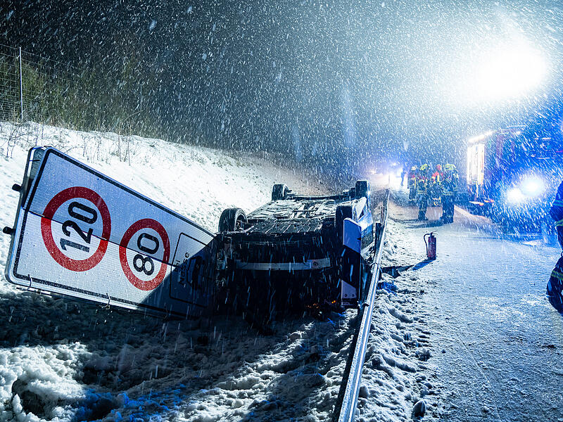 Winter h&auml;lt Einsatzkr&auml;fte auf Trab - zwei Verletze nach &Uuml;berschlag im dichten SchneetreibenUnfall A 73 zwischen Coburg und Eisfeld