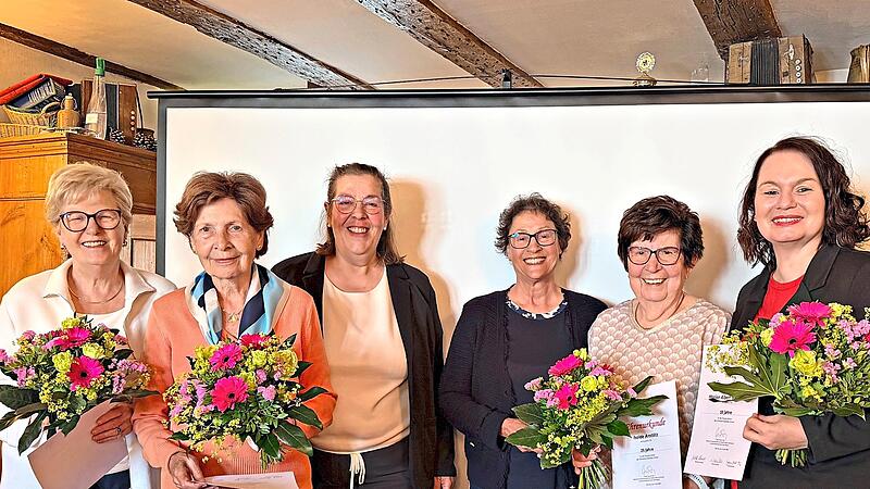 Ehrungen bei der Frauen-Union (von links) Brigitte Wolf (40 Jahre), Gerda Krüger (40 Jahre), Nikola Renner (FU-Bezirksvorsitzende), Dr. Gudrun Heil-Franke (FU-Ortsvorsitzende), Isolde Anstötz (25 Jahre) und Marion Albert-Schneider (zehn Jahre)Foto... Ehrungen bei der Frauen-Union (von links) Brigitte Wolf (40 Jahre), Gerda Krüger (40 Jahre), Nikola Renner (FU-Bezirksvorsitzende), Dr. Gudrun Heil-Franke (FU-Ortsvorsitzende), Isolde Anstötz (25 Jahre) und Marion Albert-Schneider (zehn Jahre)Foto...