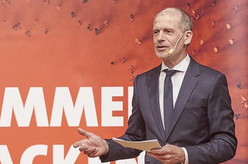 „Zusammen anpacken“ ist das Motto von Arnt-Uwe Schille und der Obermain-SPD zur Landratswahl am 8. Oktober. Der 57-jährige Tierarzt wurde bei der Nominierungsversammlung im Lichtenfelser Stadtschloss einstimmig nominiert. „Zusammen anpacken“ ist das Motto von Arnt-Uwe Schille und der Obermain-SPD zur Landratswahl am 8. Oktober. Der 57-jährige Tierarzt wurde bei der Nominierungsversammlung im Lichtenfelser Stadtschloss einstimmig nominiert.
