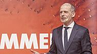 „Zusammen anpacken“ ist das Motto von Arnt-Uwe Schille und der Obermain-SPD zur Landratswahl am 8. Oktober. Der 57-jährige Tierarzt wurde bei der Nominierungsversammlung im Lichtenfelser Stadtschloss einstimmig nominiert.