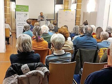 Klaus-Dieter Preis bei seinem Vortrag.