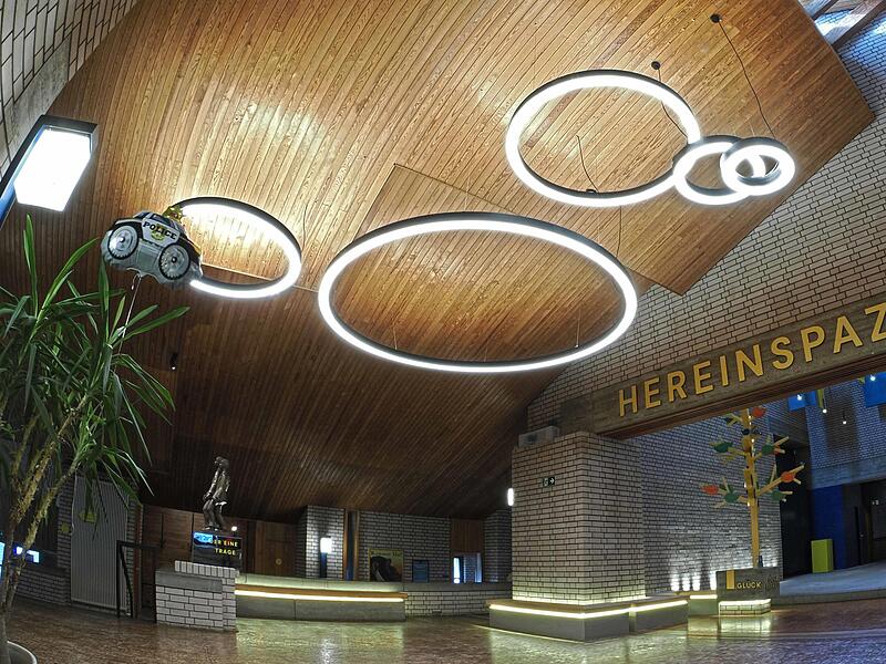 Behutsame Ver&auml;nderungen setzen Akzente im fr&uuml;heren Gemeindezentrum St. Lukas und heben Details hervor.