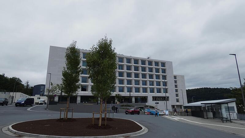 Auch die Außenanlagen konnten mit Blick auf die Einweihung des Erweiterungsbaues am Donnerstag (19. September) noch rechtzeitig – wie die Pflanzung der Hochstammbäume am Verkehrskreisel zeigen – zum Abschluss gebracht werden. Auch die Außenanlagen konnten mit Blick auf die Einweihung des Erweiterungsbaues am Donnerstag (19. September) noch rechtzeitig – wie die Pflanzung der Hochstammbäume am Verkehrskreisel zeigen – zum Abschluss gebracht werden.