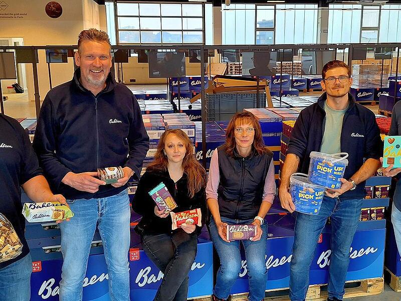 Das Team des Bahlsen-Outlets in Hallstadt kurz vor der Eröffnung.
