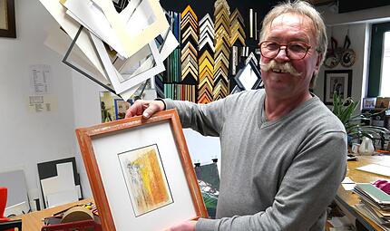 Back hält den fertige Rahmen mit einem Bild von Michael Heide. Back hält den fertige Rahmen mit einem Bild von Michael Heide.