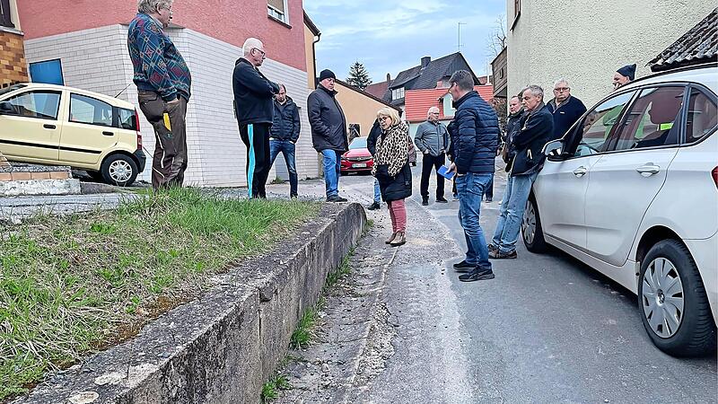 Die Engstelle zwischen der Brunnenstra&szlig;e (links) und dem Kirchweg soll durch die Erneuerung der St&uuml;tzmauer noch besser gestaltet werden. Im Bild der Gemeinderat bei seiner Besichtigung mit B&uuml;rgermeister Karl-Heinz Kandler (Vierter von links).