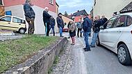 Die Engstelle zwischen der Brunnenstra&szlig;e (links) und dem Kirchweg soll durch die Erneuerung der St&uuml;tzmauer noch besser gestaltet werden. Im Bild der Gemeinderat bei seiner Besichtigung mit B&uuml;rgermeister Karl-Heinz Kandler (Vierter von links).