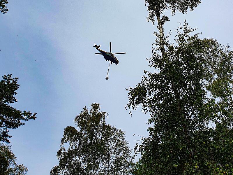 Immer wieder fliegen an Tag 8 Transporthubschrauber der Bundeswehr dicht über ihren Köpfen.