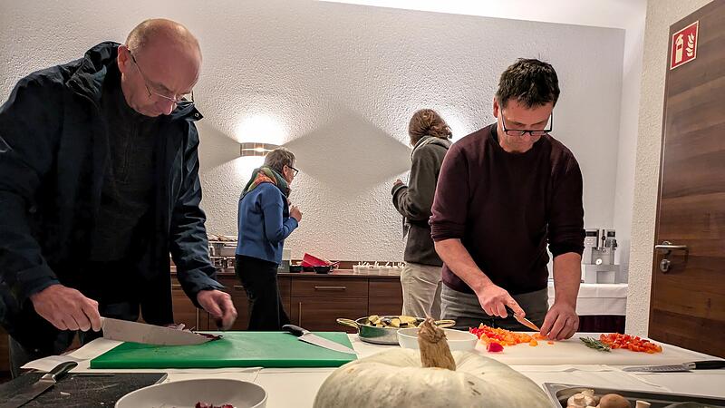Nach dem Vortrag wurde fürs gemeinsame Essen geschnippelt. Nach dem Vortrag wurde fürs gemeinsame Essen geschnippelt.