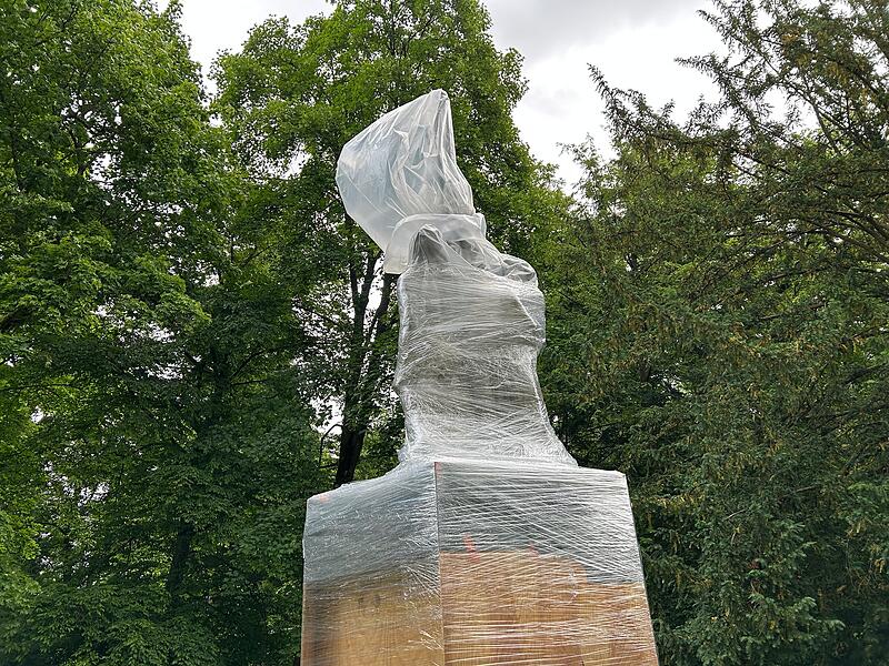 CC-Ehrenmal im Coburger Hofgarten Das Ehrenmal des Coburger Convents befindet sich im Coburger Hofgarten. Die Verhüllung soll kurz vor Pfingsten vor Farb-Atacken durch Gegner des CC schützen.