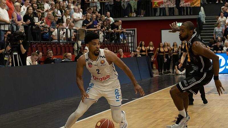 Der Bamberger Neuzugang  Zach Copeland (l.) zieht an Brandon Thomas vorbei.