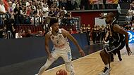 Der Bamberger Neuzugang  Zach Copeland (l.) zieht an Brandon Thomas vorbei.