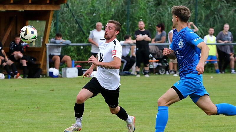 Maximilian Rabe (l.) und der SV Motschenbach gastieren am Mittwochabend beim VfR Katschenreuth II.
