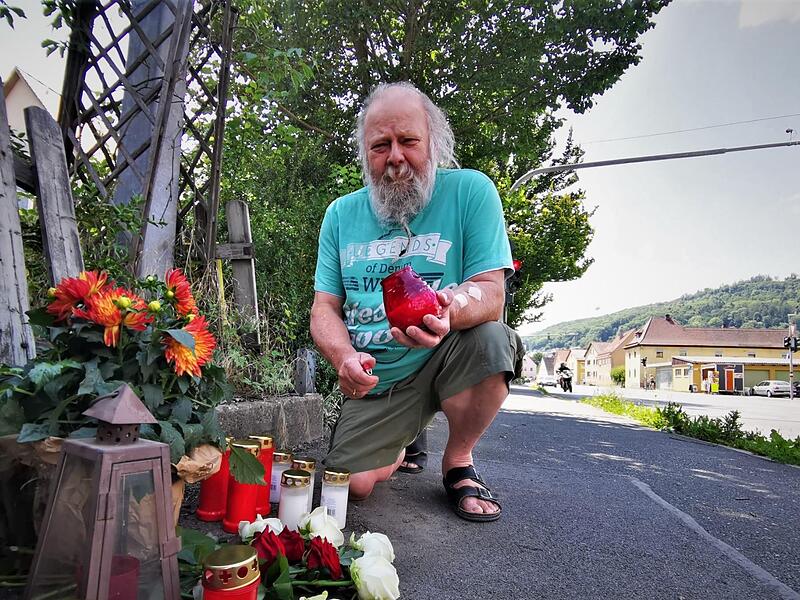Karl-Heinz Parzefall hinterl&auml;sst dem Mordopfer Hannes Z. eine Kerze. Direkt vor seinem Haus geschah die blutige Tat.Forchheim & Fr&auml;nkische Schweiz