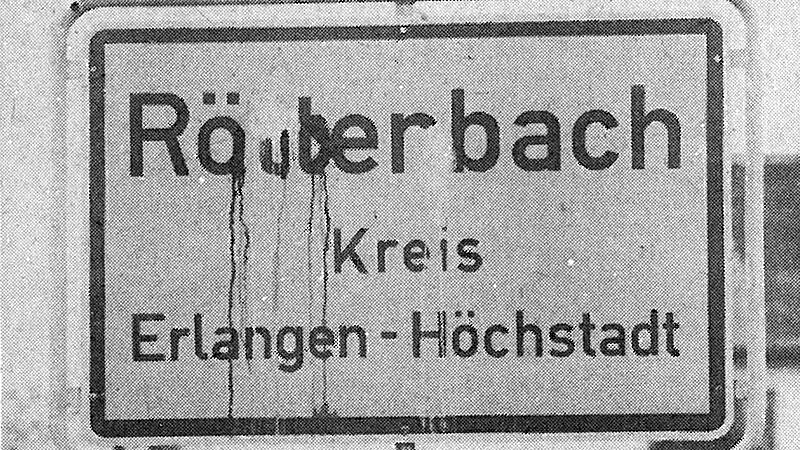 Klare Botschaft: Nachdem vier Röttenbacher die Marter "heimgeholt" hatten, war kurz darauf die "Quittung" auf ihrem Ortsschild zu lesen. Klare Botschaft: Nachdem vier Röttenbacher die Marter "heimgeholt" hatten, war kurz darauf die "Quittung" auf ihrem Ortsschild zu lesen.