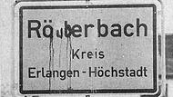 Klare Botschaft: Nachdem   vier Röttenbacher die Marter "heimgeholt" hatten,    war kurz darauf die "Quittung" auf ihrem Ortsschild zu lesen.