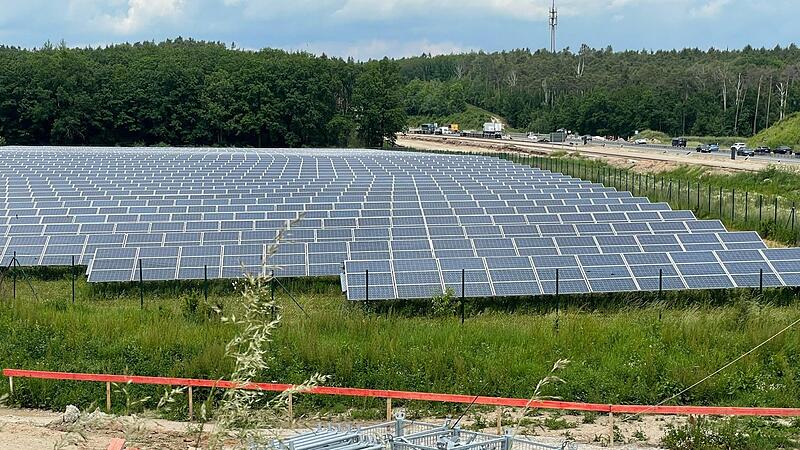 Nahe dem Herzogenauracher Ortsteil Burgstall soll eine gro&szlig;e PV-Freianlage entstehen. Anders als bei der Anlage nahe Kosbach auf unserem Bild soll unter den Modulen noch landwirtschaftliche Nutzung m&ouml;glich sein.