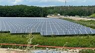 Nahe dem Herzogenauracher Ortsteil Burgstall soll eine große PV-Freianlage entstehen. Anders als bei der Anlage nahe Kosbach auf unserem Bild soll unter den Modulen noch landwirtschaftliche Nutzung möglich sein. Nahe dem Herzogenauracher Ortsteil Burgstall soll eine große PV-Freianlage entstehen. Anders als bei der Anlage nahe Kosbach auf unserem Bild soll unter den Modulen noch landwirtschaftliche Nutzung möglich sein.