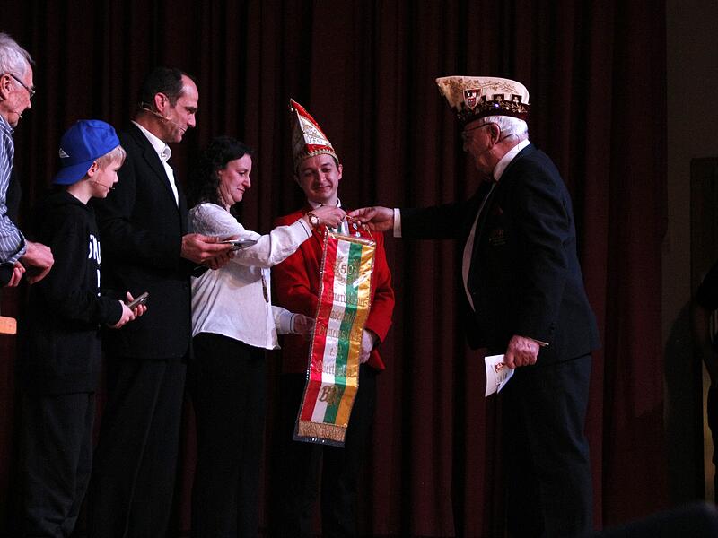 Die &Ouml;FG feiert 2026 ihren 50. Geburtstag. Vom Fastnacht-Verband-Franken gab es deshalb ein Pr&auml;sent.