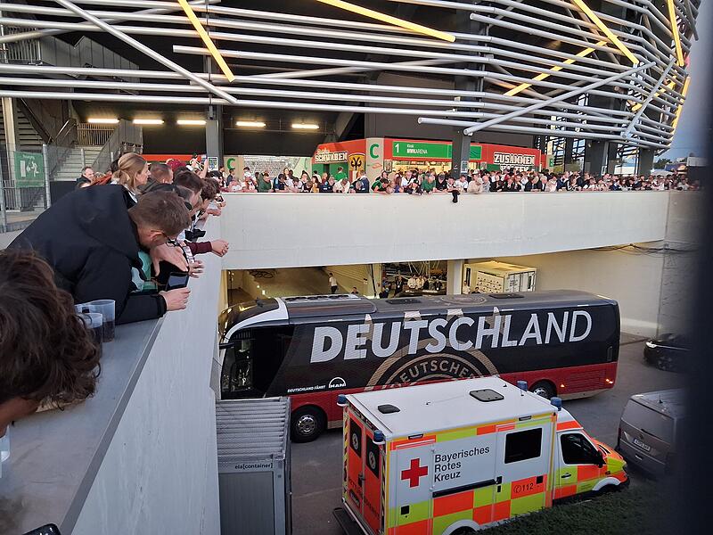 Vorgefahren und abseits der Fan-Blicke geparkt: Der Bus der Deutschen Fußballnationalmannschaft. Vorgefahren und abseits der Fan-Blicke geparkt: Der Bus der Deutschen Fußballnationalmannschaft.