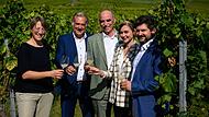 Freuen sich auf einen guten Jahrgang (von links): Beate Leopold vom Weinbauring Franken, Matthias Mend von der LWG, Weinbauverbandspräsident Artur Steinmann, die Sommeracher Weinprinzessin Anna-Lena Zehnter und Ralf Schwarz, Weinfachberater vom Bezirk Unterfranken. Freuen sich auf einen guten Jahrgang (von links): Beate Leopold vom Weinbauring Franken, Matthias Mend von der LWG, Weinbauverbandspräsident Artur Steinmann, die Sommeracher Weinprinzessin Anna-Lena Zehnter und Ralf Schwarz, Weinfachberater vom Bezirk Unterfranken.