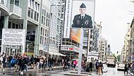 Touristen besuchen den ehemaligen Grenzübergang am Checkpoint Charlie.