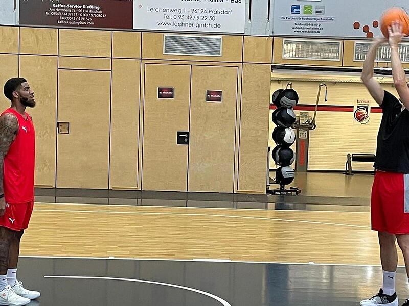 Patrick Heckmann (rechts) und Justin Wright-Foreman beim Wurftraining