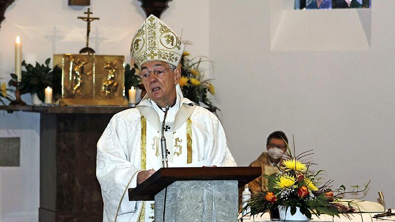 Erzbischof Ludwig Schick bei seiner Predigt in der sanierten Wolfersgr&uuml;ner Kirche .