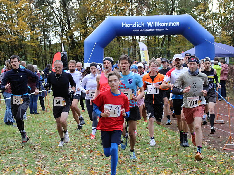 Trotz nasskaltem Herbstwetter lie&szlig;en sich die Sportler den Spa&szlig;  beim 38. Frankenwaldlauf der LG Ludwigschorgast nicht vermiesen.