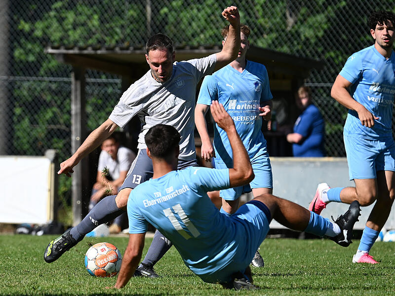 Das Turnier am Samstag in Geschwand: Oliver Seybold (li., Spielertrainer SG Geschwand/Wolfsberg  ) im Zweikampf mit Julian Hofmann vom TSV Ebermannstadt.