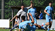 Das Turnier am Samstag in Geschwand: Oliver Seybold (li., Spielertrainer SG Geschwand/Wolfsberg  ) im Zweikampf mit Julian Hofmann vom TSV Ebermannstadt.