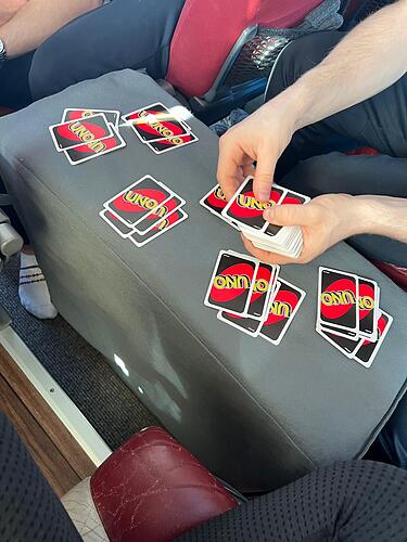 Uno, dösen, studieren: Die Spieler des Höchstadter EC verbringen die Fahrt nach Hannover ganz unterschiedlich.