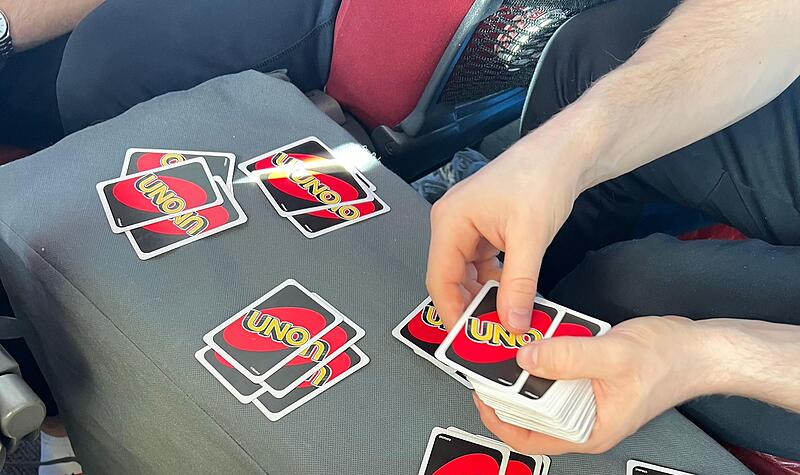 Höchstadter Spieler im Mannschaftsbus Uno, dösen, studieren: Die Spieler des Höchstadter EC verbringen die Fahrt nach Hannover ganz unterschiedlich.