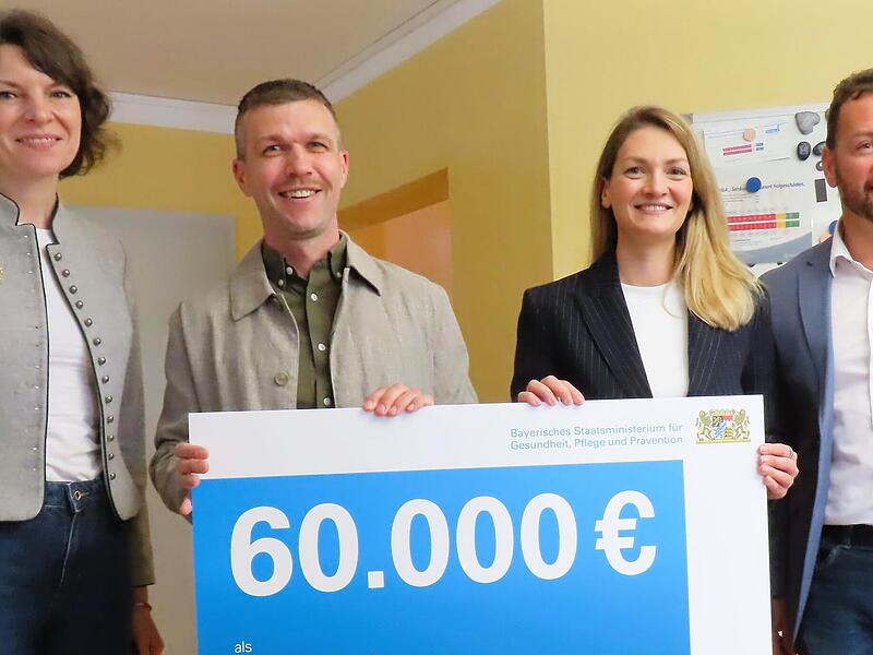 Auch wenn der Betrag „brutto“ ist und einiges „weggeht": Dr. Daniel Deuber (2. von links) freut sich über die Landarztprämie. Zur Niederlassung gratulierten MdB Emmy Zeulner (links), Gesundheitsministerin MdL Judith Gerlach und Bürgermeister Mario... Auch wenn der Betrag „brutto“ ist und einiges „weggeht": Dr. Daniel Deuber (2. von links) freut sich über die Landarztprämie. Zur Niederlassung gratulierten MdB Emmy Zeulner (links), Gesundheitsministerin MdL Judith Gerlach und Bürgermeister Mario...