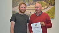 Der Vereinsvorsitzende Lorenz Neder ehrt seinen Vater Ewald Neder für 40 Jahre Mitgliedschaft im Weinbauverein Ramsthal.