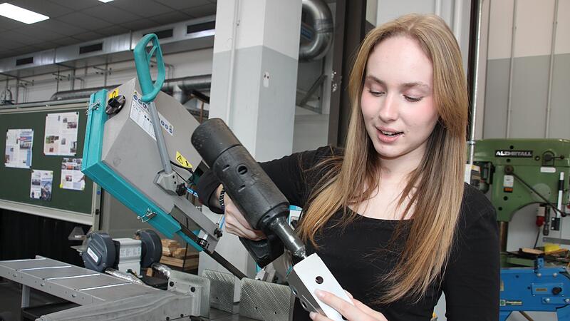Viola Wagner (17) aus Rugendorf vernietet die Laschen eines Stiftehalters aus Aluminium mit einem Akkunieter.