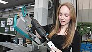 Viola Wagner (17) aus Rugendorf vernietet die Laschen eines Stiftehalters aus Aluminium mit einem Akkunieter.