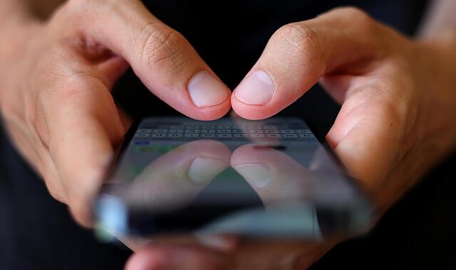 Smartphone-Hersteller müssen umdenken, denn neue Vorschriften verlangen von ihnen die Produktion nachhaltigerer Geräte. Das kostet, deshalb verschwinden gerade viele Billiggeräte aus den Regalen. Smartphone-Hersteller müssen umdenken, denn neue Vorschriften verlangen von ihnen die Produktion nachhaltigerer Geräte. Das kostet, deshalb verschwinden gerade viele Billiggeräte aus den Regalen.